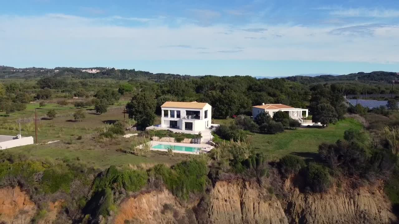 increíble vuelo aéreo con drones vuelo rápido hacia atrás disparo con drones desde una casa en un acantilado sobre el mar paraíso naturaleza salvaje playa de ensueño corfú grecia otoño de 2021 cinematográfica 1080 60p por philipp marnitz