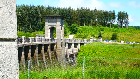 Alwen-Reservoir-Forest-Wasserkraftwerk-Brücke-Wahrzeichen-Nordwales-Dolly-Rechts