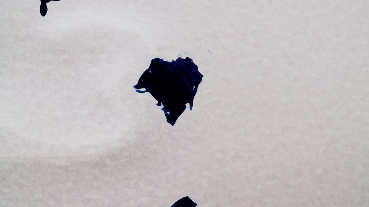 estructura orgánica tridimensional azul flotando en un líquido transparente mientras se expande y crece