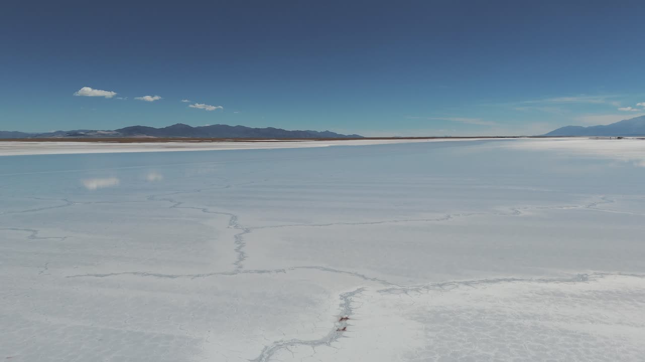 paisaje del espejo de agua sobre el salino natural en la provincia de jujuy, argentina