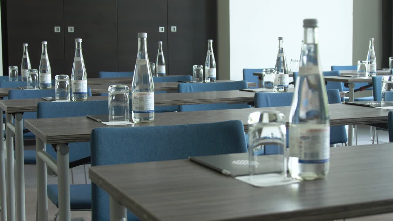 회의실의 테이블 위에 있는 물병