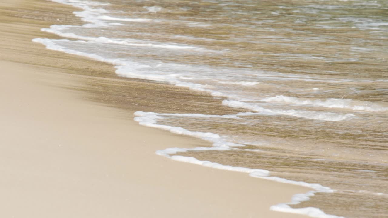 해질녘 모래사장에 부드러운 바다 물결