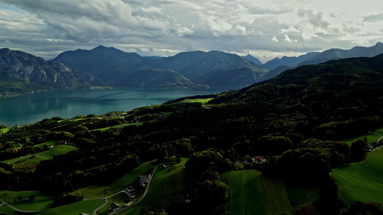 gran lago azul claro entre los alpes austriacos en un día soleado