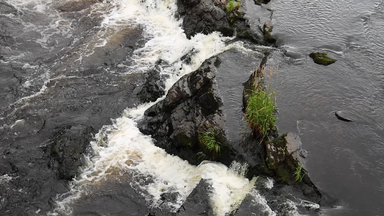 바위와 초록색 위로 흐르는 물