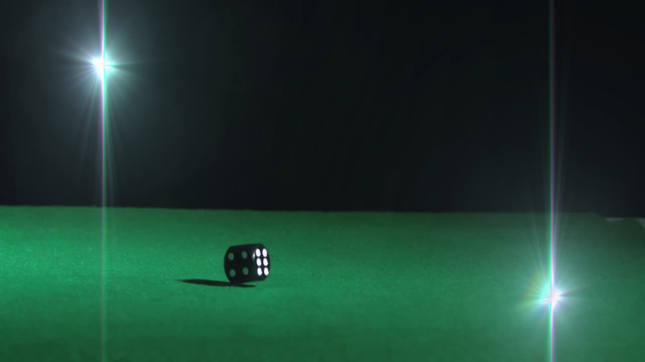 Sort seksidet terning, der falder efter udløsning, hopper og ruller derefter på grønt filt for at vise landing