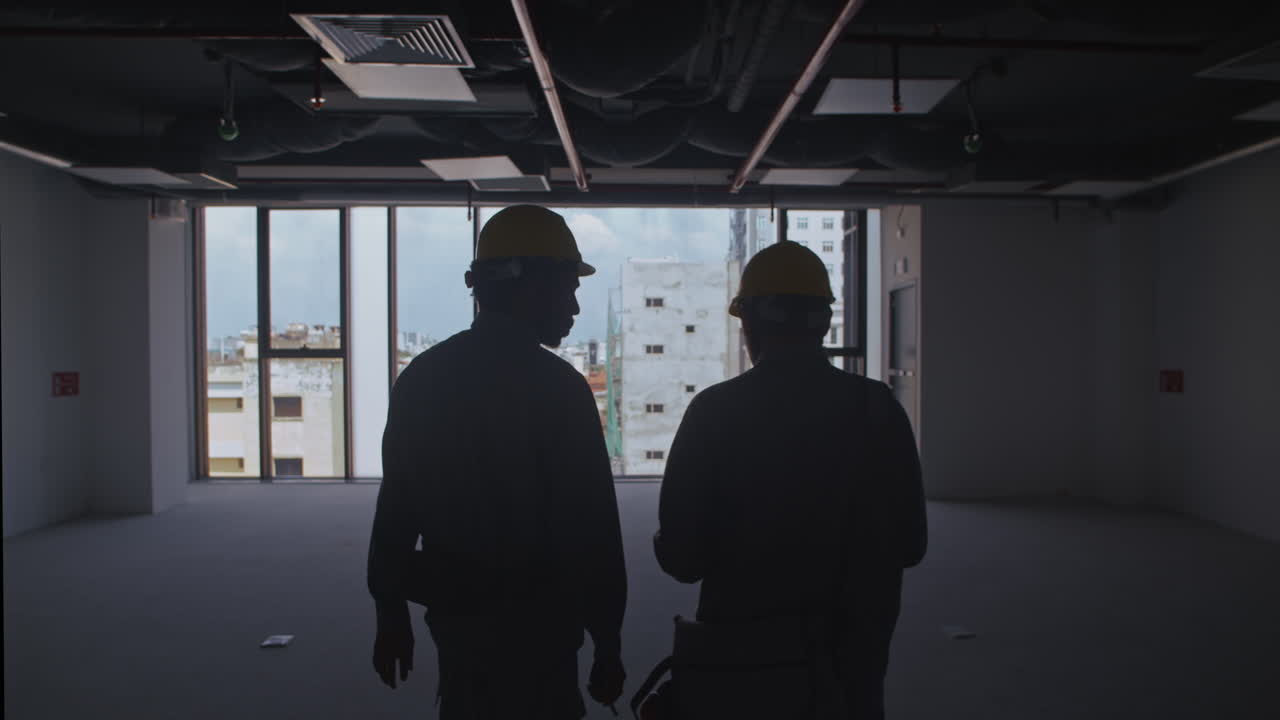 Costruttori che ispezionano uno spazio edile