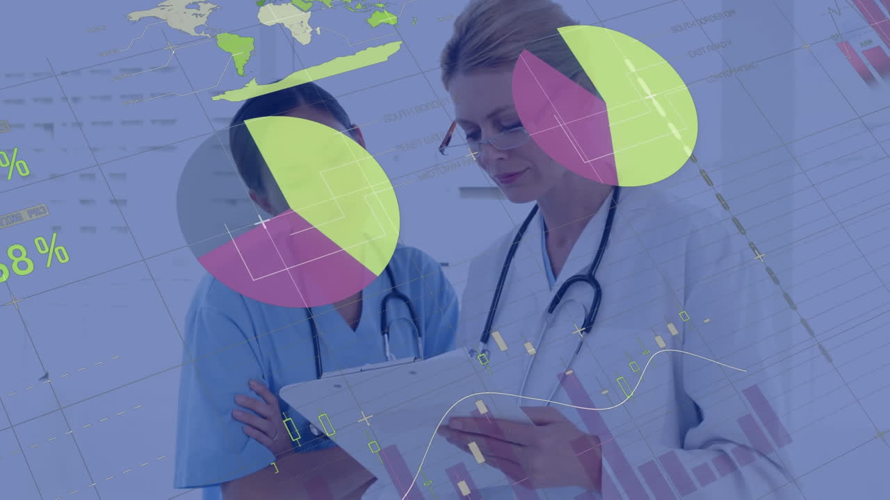 animación de procesamiento de datos sobre dos mujeres doctores diversas discutiendo sobre el clipboard en el hospital.