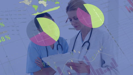 animación de procesamiento de datos sobre dos mujeres doctores diversas discutiendo sobre el clipboard en el hospital.