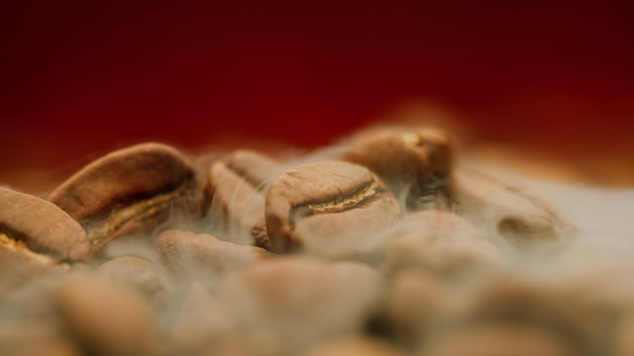 커피 씨 ⁇ 의 가까운. 향기로운 커피  ⁇ 은 구워진 연기가 커피  ⁇ 에서 나온다.