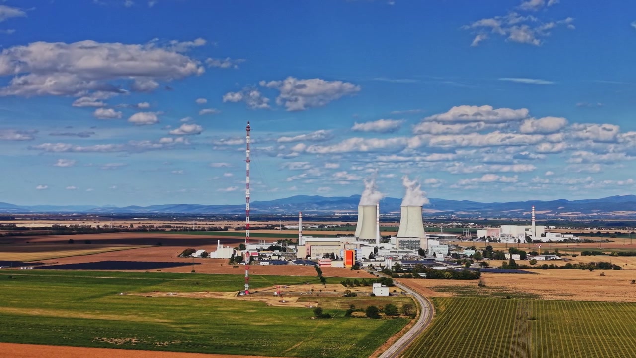 Centrale nucleare con torri di raffreddamento e vista paesaggistica