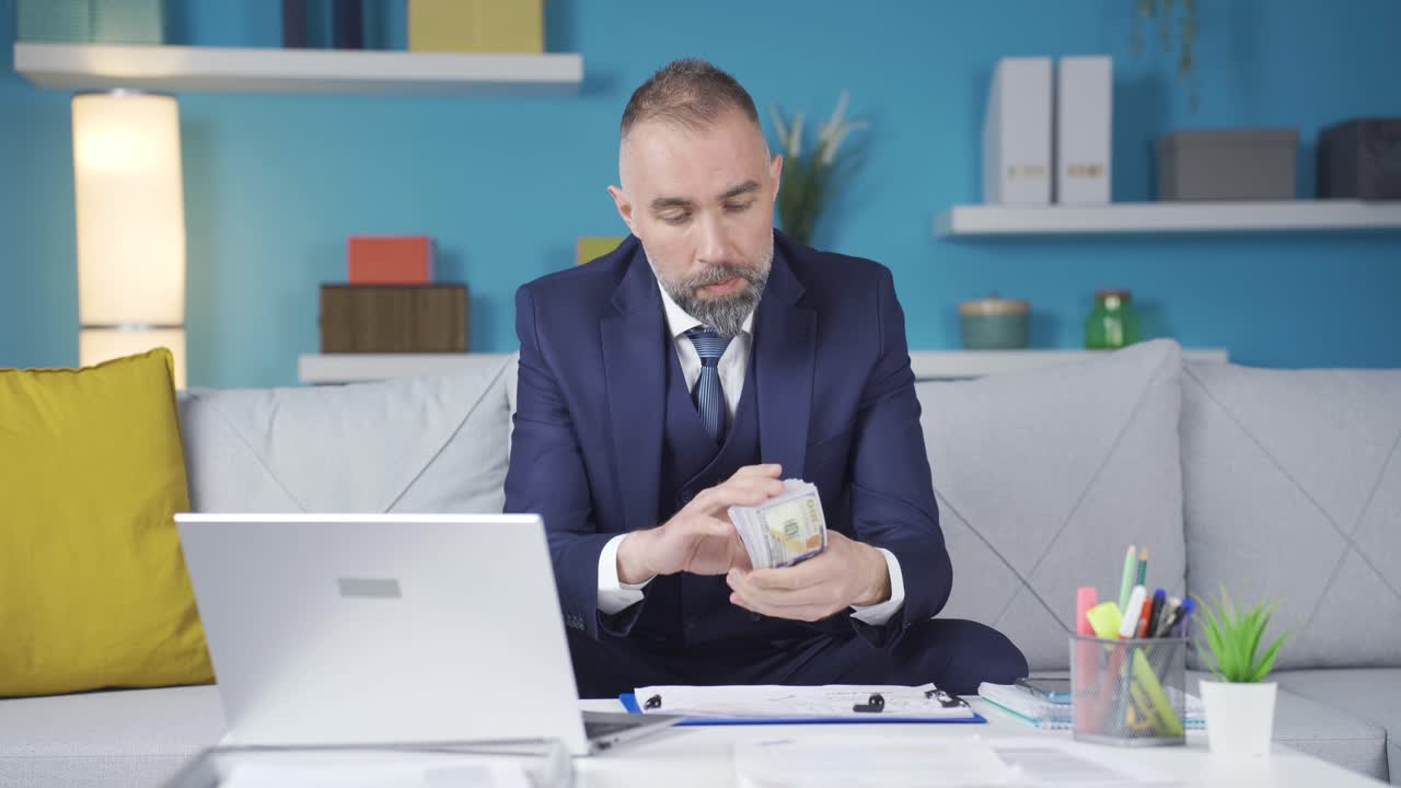 un hombre de negocios cuidadoso haciendo cuentas de ingresos y gastos.
