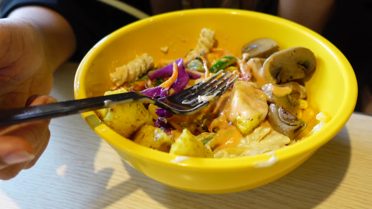 '자신이 만든 파스타 러드'를 먹는 사람