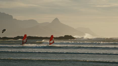 Kitesurfer-Auf-Dem-Meer-Rasen-Mit-Großen-Wellen-In-Kapstadt