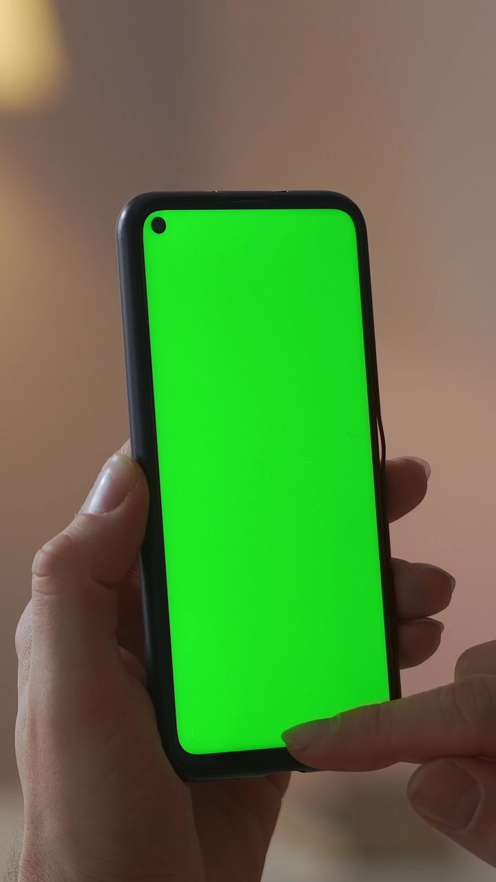 Mano che scorre e tocca su uno smartphone con schermo verde