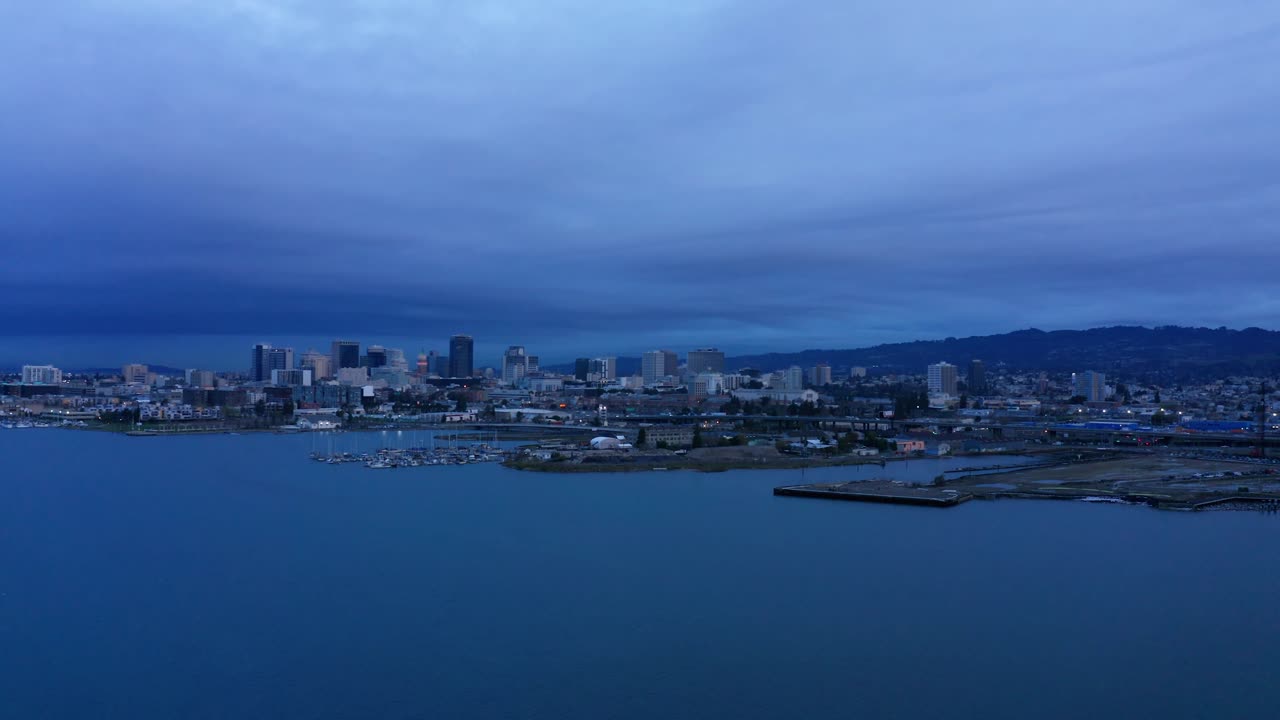 해가 뜨기 전의 비즈니스 아침은 만에서 시작됩니다