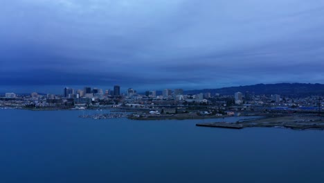 la mañana de negocios antes de que salga el sol comienza en la bahía