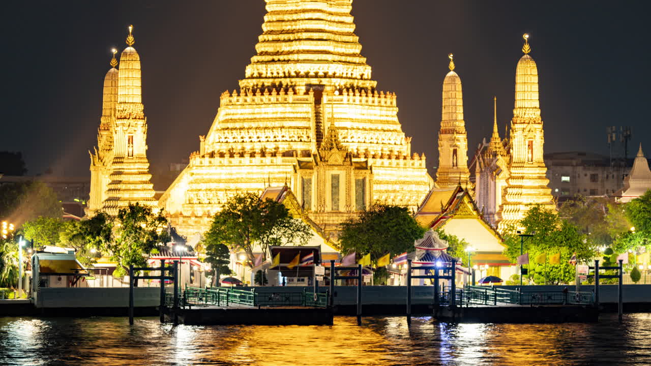 Timelapse of the famous wat arun temple in bangkok on the river chao phraya at night