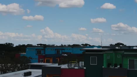 vida urbana bajo imágenes de aviones no tripulados de cielo azul