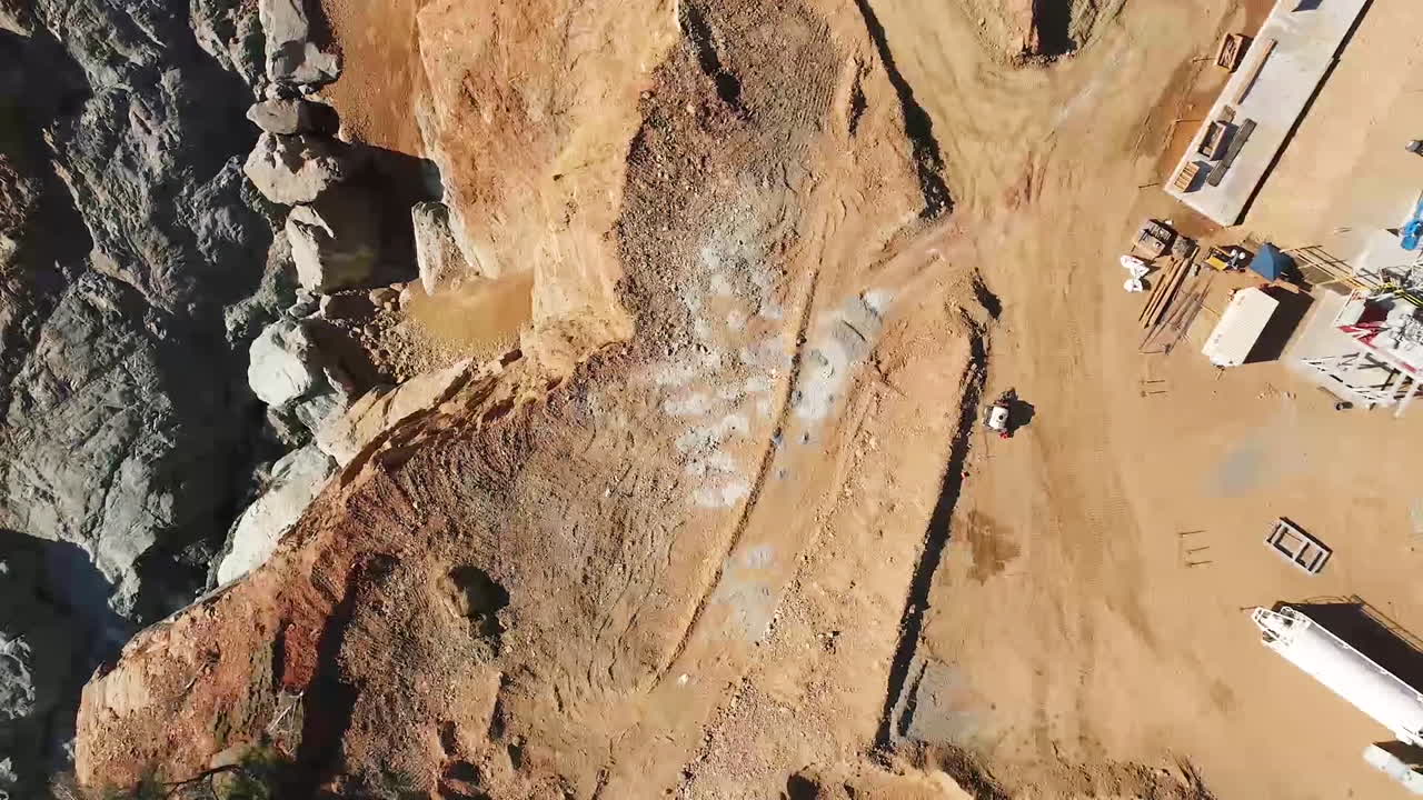 오로빌 댐 여수로 재건 프로젝트 2에서 수로를 청소하는 다이너마이트 폭발 위의 공중