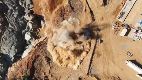 antena sobre una explosión de dinamita limpiando un canal de agua en el proyecto de reconstrucción del aliviadero de la represa de oroville 2