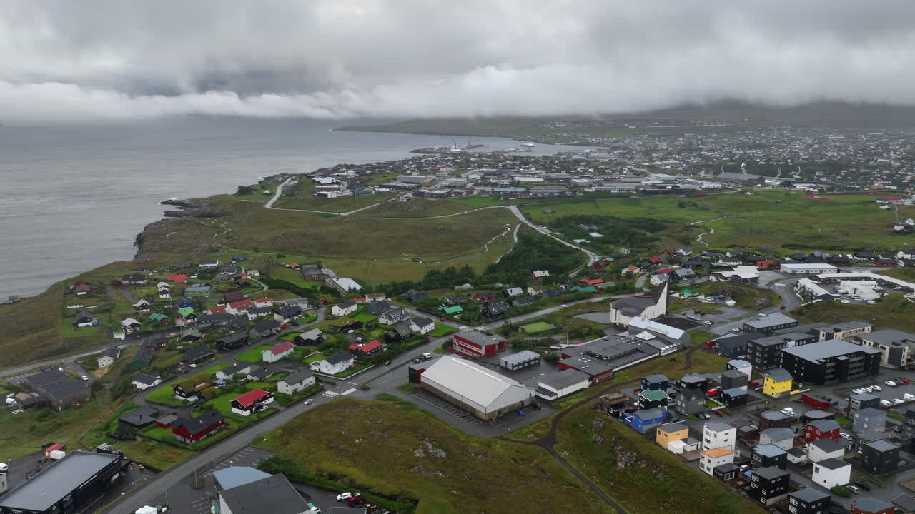 페로 제도 (faroe islands) 의 수도인 토르스하운 (torshavn) 의 해안 도시, 구름이 많은 날