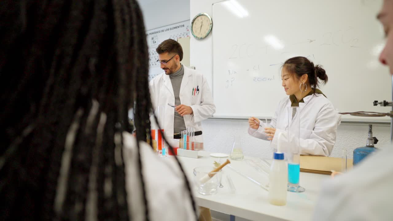 escena en el aula de ciencias