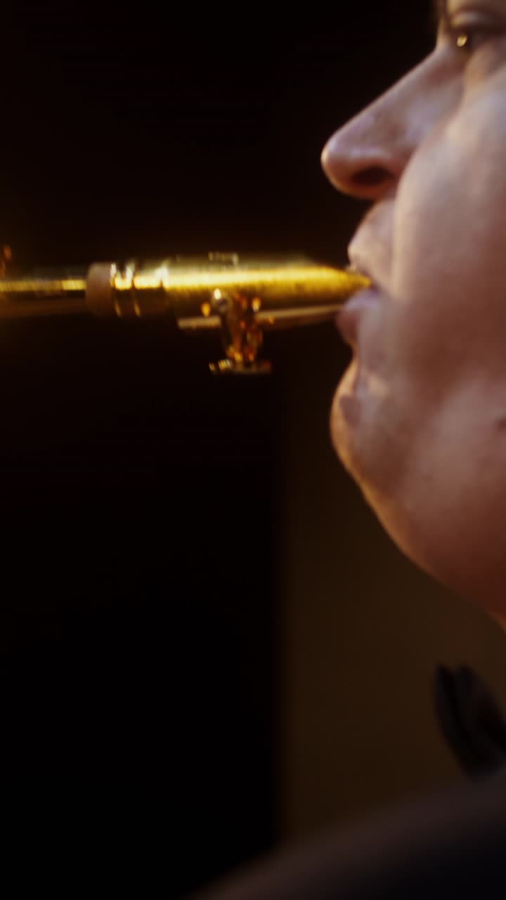 saxofonista en su actuación