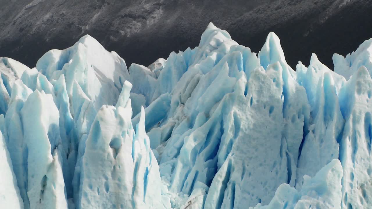 las cimas puntiagudas de un glaciar se alzan contra montañas escarpadas 3