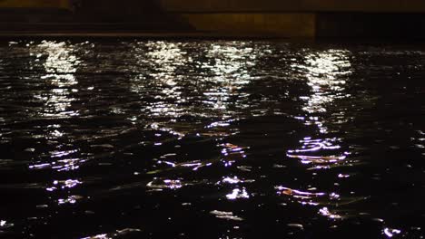 reflexiones nocturnas en el agua bajo un puente