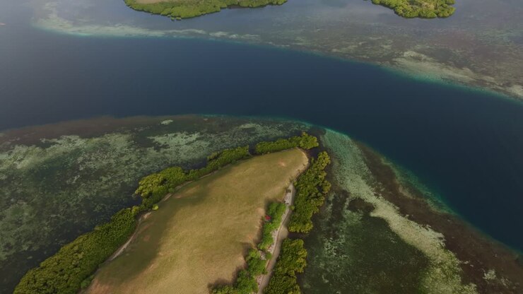 Ripresa con drone di un'alba dorata su un'isola remota, Mare di Flores, Indonesia