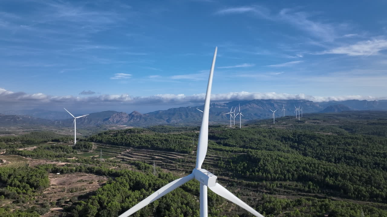 vista espectacular e impresionante sobre un parque eólico en un paisaje montañoso verde