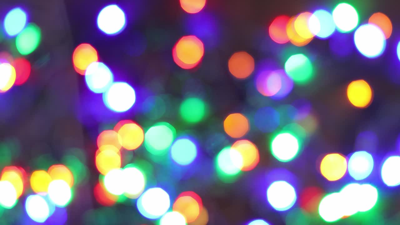 luzes desfocadas de uma guirlanda de natal ou de férias, mudanças de foco, close-up.
