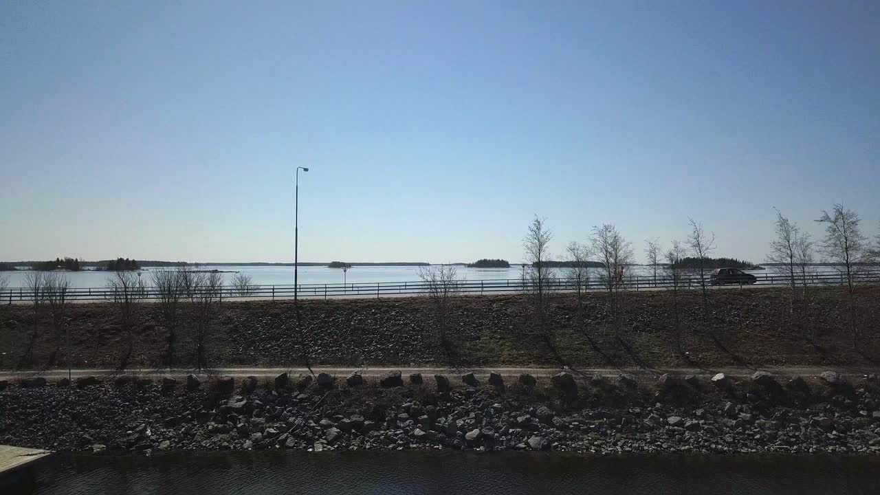 고속도로를 따라 조깅하는 남자