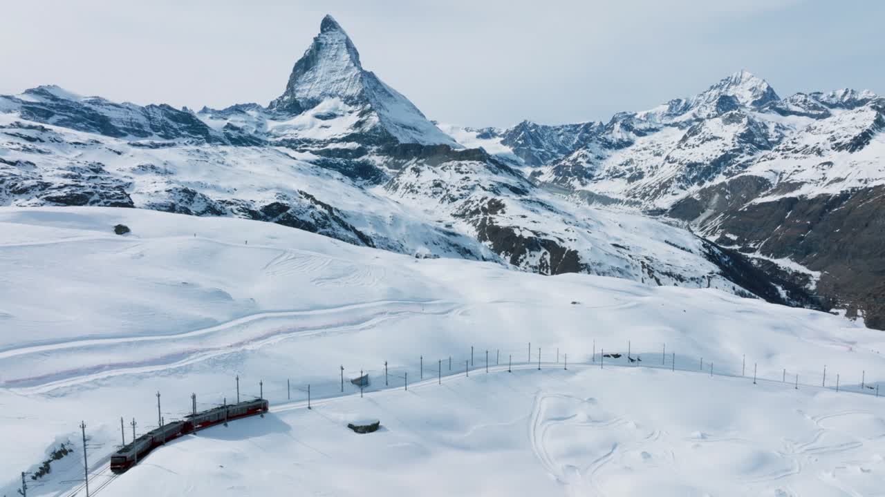 belleza suiza, un ferrocarril de estantería que va a la estación de tren de gornergrat bajo el impresionante matterhorn, zermatt