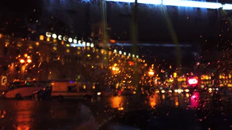 luces desenfocadas en la calle de la ciudad nocturna mientras llueve