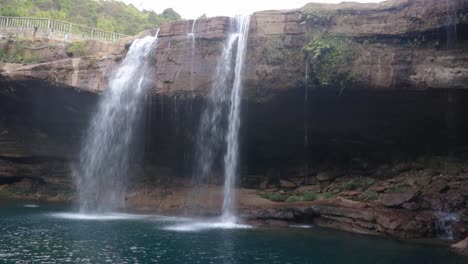 Unberührter-Natürlicher-Wasserfall,-Der-Am-Morgen-Von-Der-Bergspitze-Herabstürzt,-Aus-Einem-Video-Mit-Flachem-Winkel,-Das-Im-Krangsuri-Fall-Meghalaya,-Indien,-Aufgenommen-Wurde