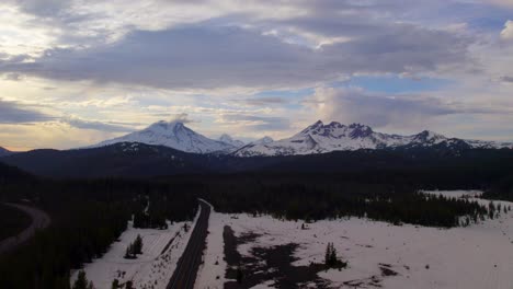 Panning-drone-shot-of-Cascade-mountain-range-in-Central-Oregon