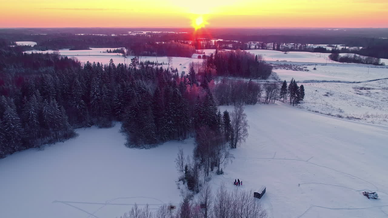 얼어붙은 눈 인 자연 숲, 오렌지색 하늘과 함께 해가 뜨는 이른 아침의 숲