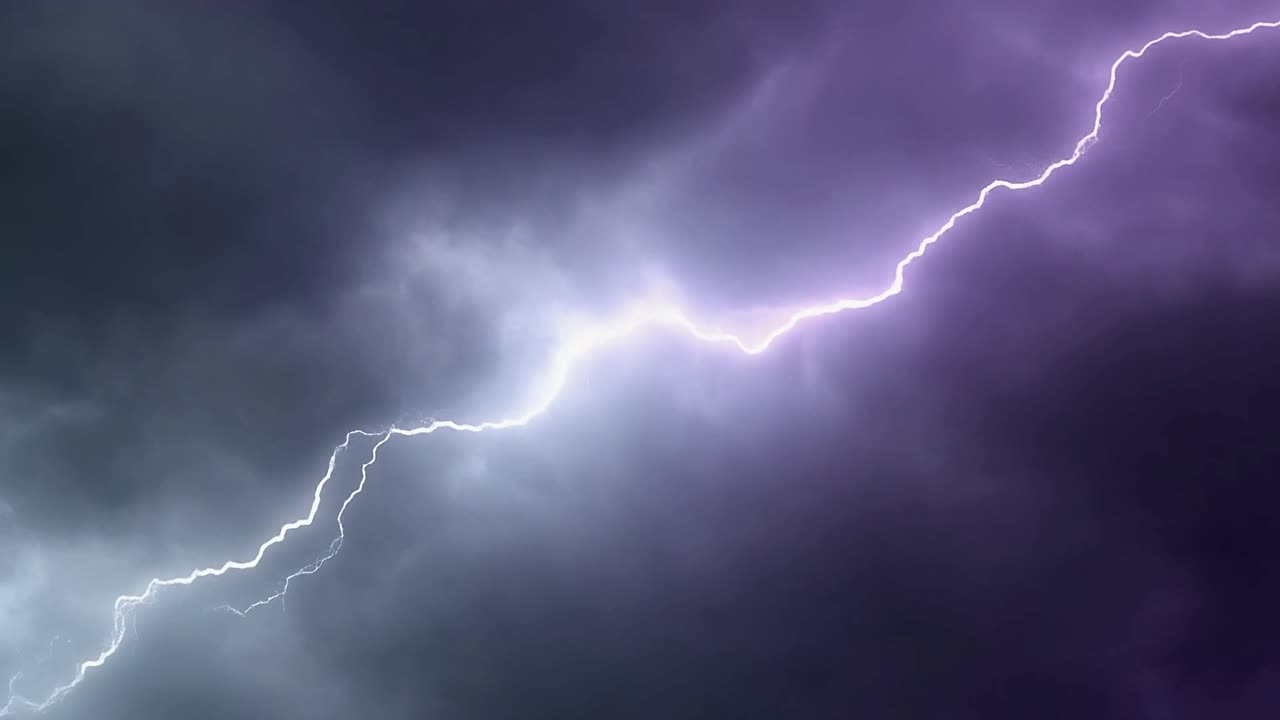 Poderoso rayo destellando en un cielo oscuro y tormentoso