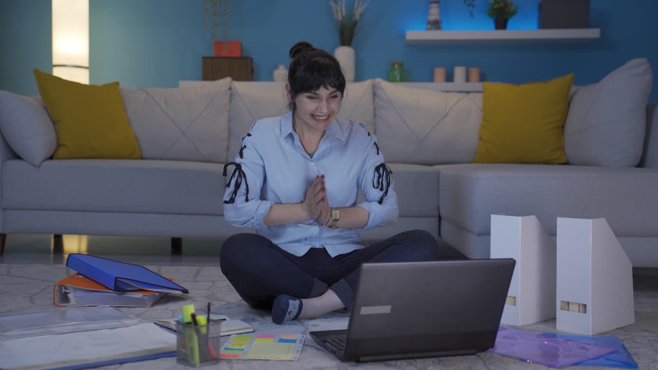 Donna in smart working che prova gioia