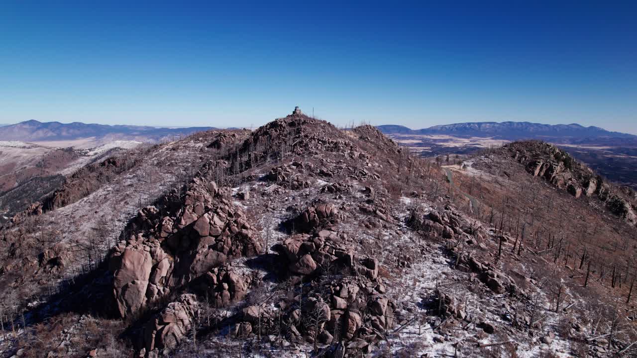 disparo de drone empujando hacia arriba el pico monjeau en un día soleado en el invierno