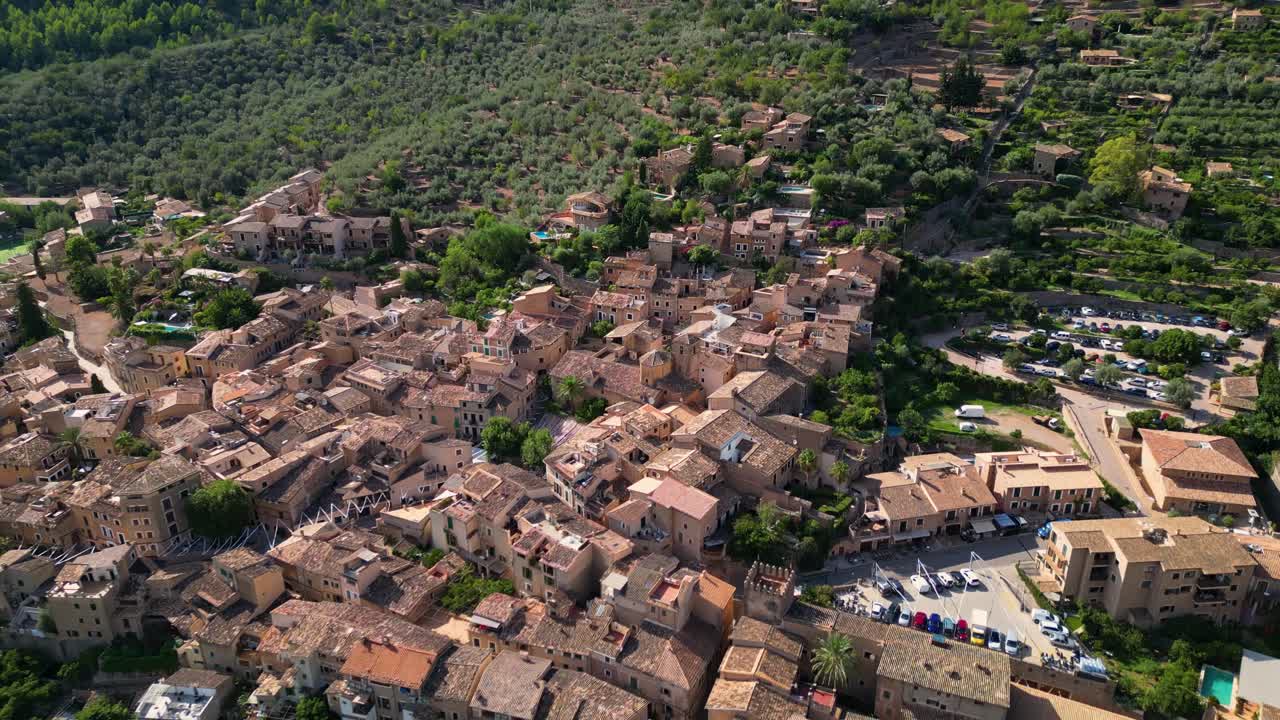 Vista aerea di un pittoresco villaggio spagnolo