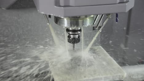 máquina de fresado cnc para metalurgia. corte de metal tecnología de procesamiento moderna.