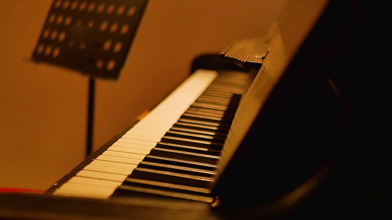 극적인 공개 장면에서 카메라는 천천히 피아노를 가로질러 그 우아한 구조와 시대를 초월한 아름다움을 드러 ⁇ 니다.