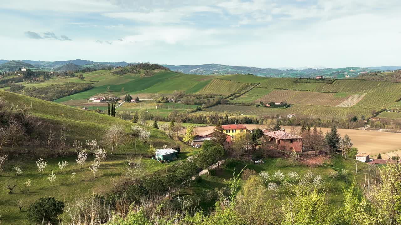 vista panorámica del icónico pueblo de viñedos en el paisaje de la toscana