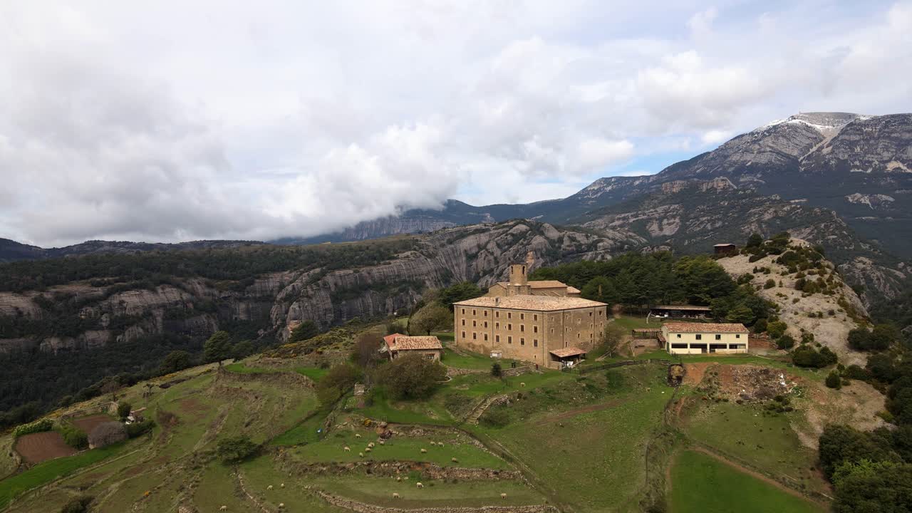 vistas aéreas de un antiguo monasterio en las montañas de cataluña