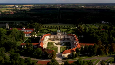 Toma-Cinematográfica-De-Drones-Del-Palacio-Castillo-De-Esterházy-En-Hungría