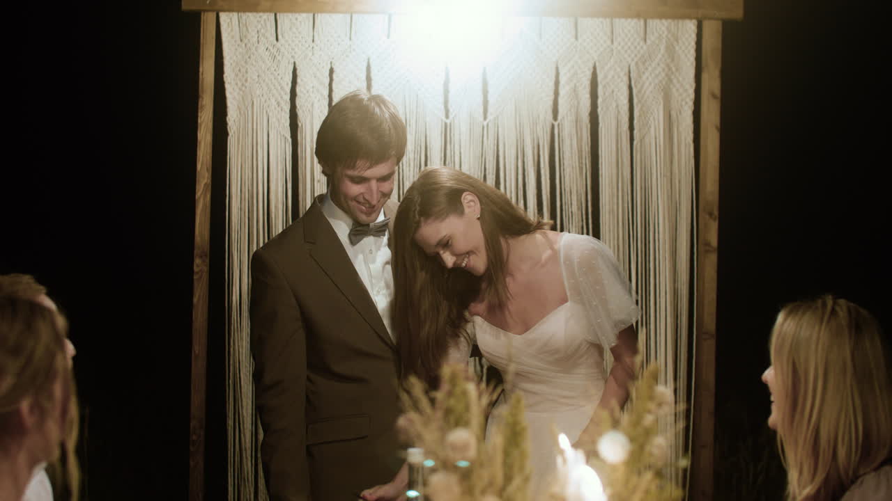 결혼식 날 에 사랑 에 빠진 부부