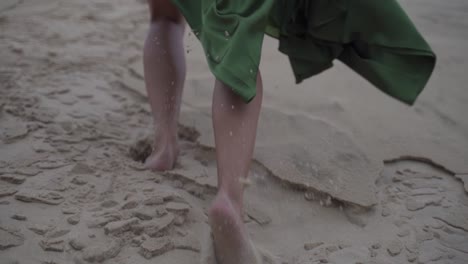 고급스럽고 우아한 녹색 드레스를 입은 여성의 발은 모래 언덕 사막 언덕을 맨 위로 생각했습니다 - 영화 같은 슬로우모션