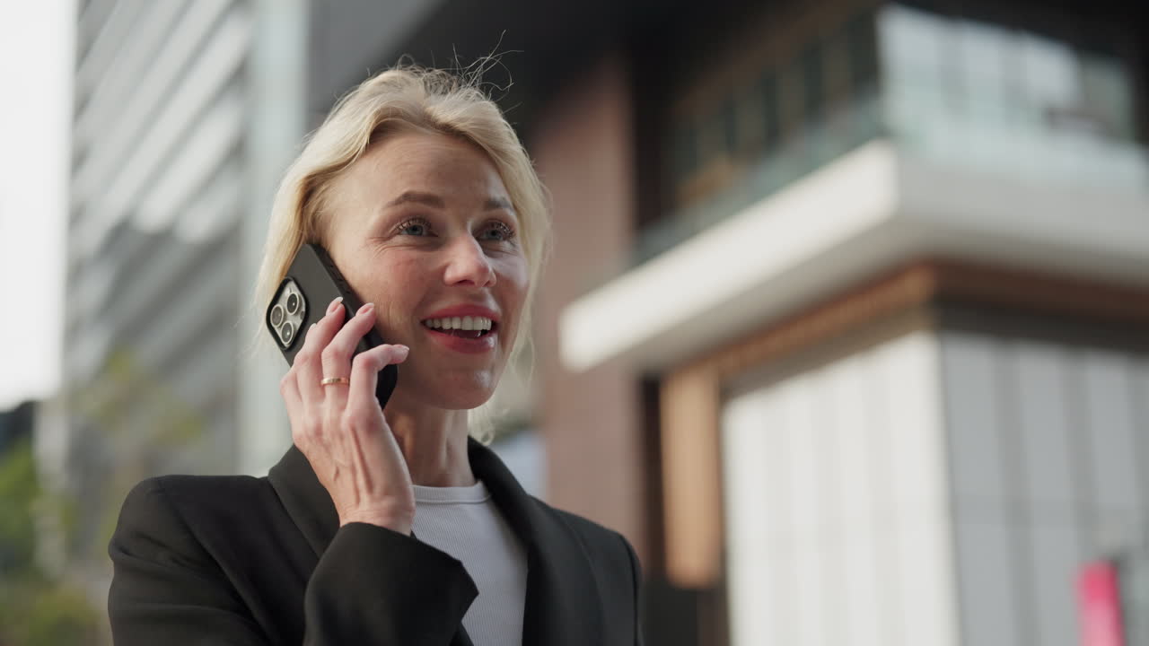 Imprenditrice al telefono in città